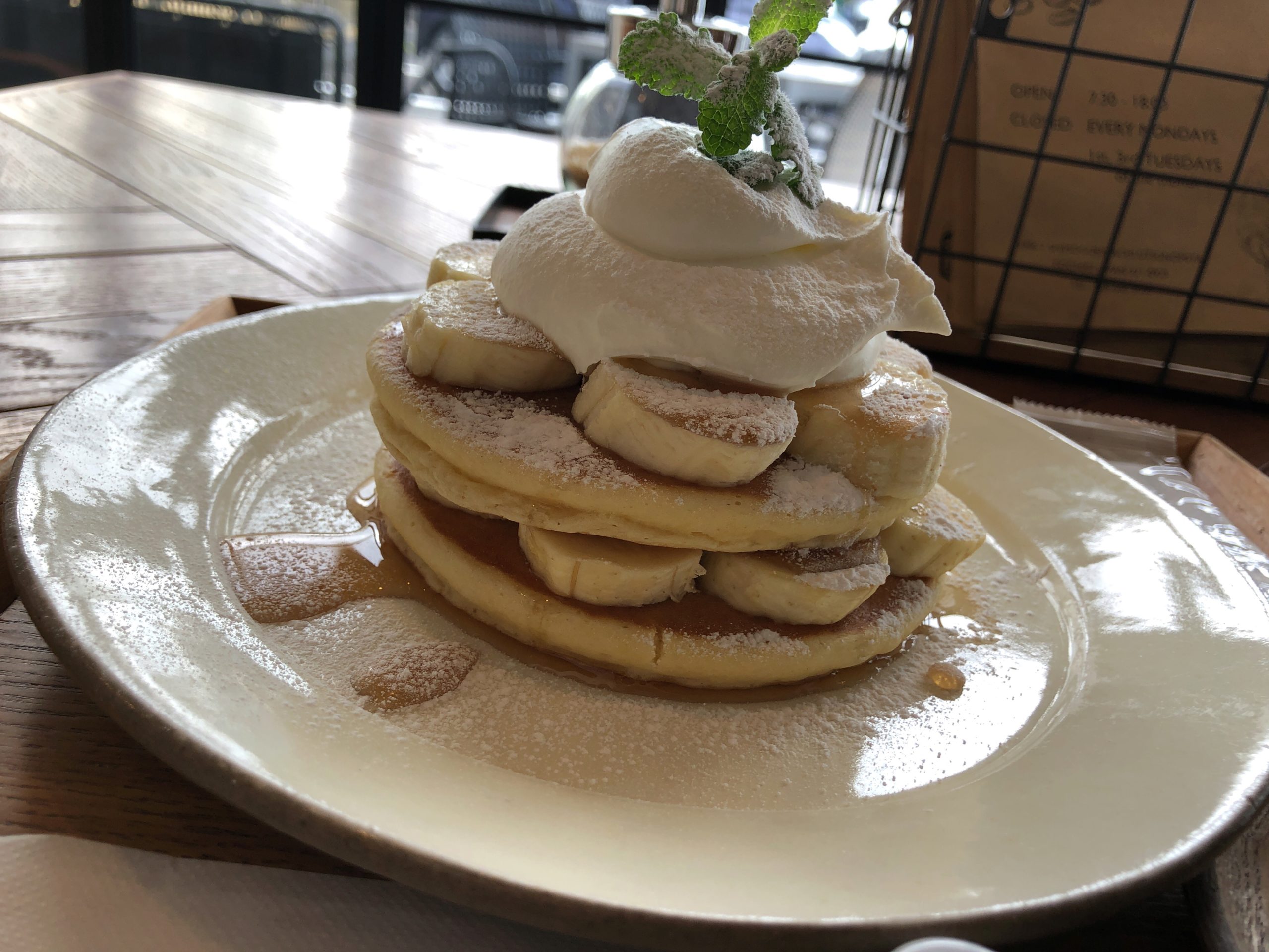 宇都宮のパンケーキ有名店「JustCafe」で優雅にモーニング　たっぷりのバナナに生クリームが山盛りなオリジナルパンケーキ