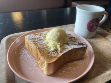 8月17日オープン「相々傘とイチゴちゃん」カフェに初訪問　もっちりカリカリ、高級食パンを使用したハニートースト