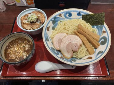 小山市「らーめん麦わら」に初訪問　濃厚魚介スープのつけ麺にチャーシュー丼を食べてきた